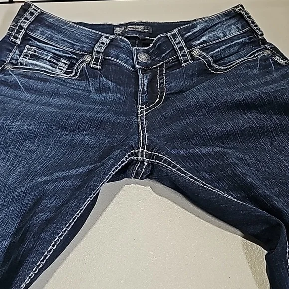 Silver Suki dark wash 30x22 mid rise capris - Picture 5 of 8